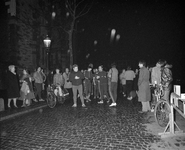 880598 Afbeelding van de start van de estafetteloop door leden van de Utrechtse atletiekvereniging Hellas van Utrecht ...